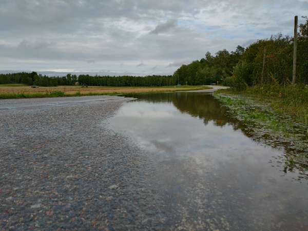 Regn över Tillberga – vägar vattenfyllda